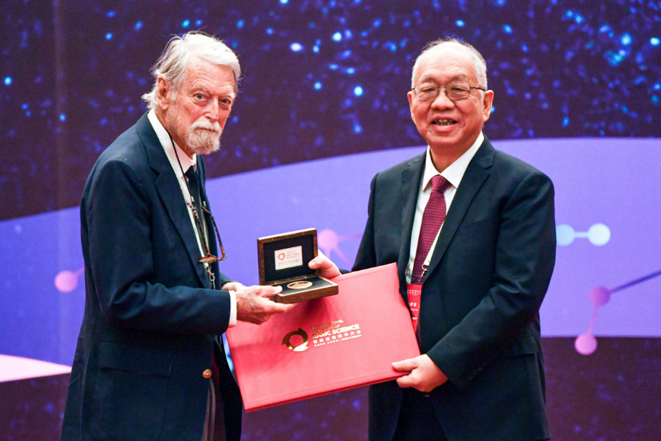 2023年7月16日，大卫·曼福德教授在人民大会堂接受首届国际基础科学大会终身成就奖。